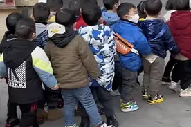 幼儿园放学场面引发热议，男女比例明显失衡，替男生的未来担忧图片