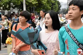 “满天星女孩”大学近照流出，网友：反差太大，难以接受图片