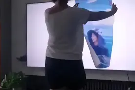 弟弟买来万元电视姐姐给撕掉保护膜，结果白屏了！售后说撕错了图片
