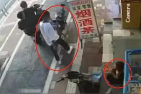 爸爸遗弃女儿后忏悔，目击者揭穿真相:他把女儿鞋脱了，骑车跑的图片