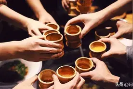 酒局上，有的人从不主动敬酒，看似不礼貌，实则是真正的高手图片