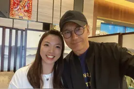 苗侨伟定居加拿大曝近况！携妻子惬意吃大餐，仍高大儒雅不似64岁图片