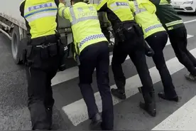 徒手推车！我们能行！#一颜难尽 #团结一心 #交警正能量  视频封面