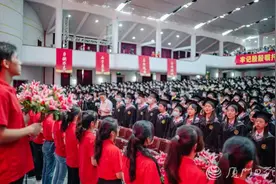 三鞠躬致谢，厦大万名学生毕业！捐款亿元的校友：我也曾在深夜大哭图片
