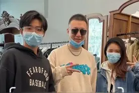 孙红雷逛街潮牌店被偶遇，一身打扮酷似大男孩，脖子大金项链吸睛图片