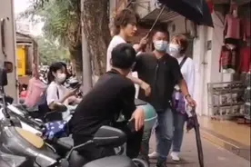言承旭现身海南万宁，眼神忧郁长发飘飘，网友：还是和当年一样图片