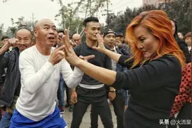 沈阳某公园整治钻裤裆等不雅舞姿，网友说小白鞋也得管理图片