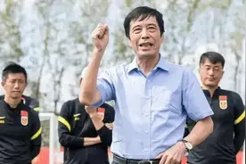 国足集体沉默！于大宝放弃营业，李霄鹏低调，足协声援吴曦图片