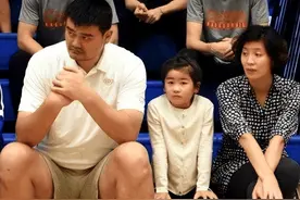42岁姚明全家现状，体重400斤，妻子风韵犹存，13岁女儿身高近2米图片