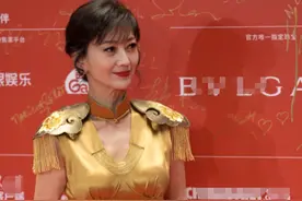 关晓彤的大红裙，赵雅芝的皱纹，北京这一夜，女星的高级感出来了图片