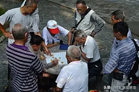 重庆，大爷因看别人打牌多嘴被人打得满身是血，这也太不值得了。图片