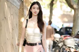 被杭州女生街拍惊艳了，出街很少穿短裤、短裙，却个个洋气又时髦图片