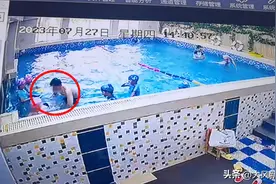 幼儿园女童被男教练强按在泳池水里惩戒，母亲边翻录视频边哭泣，园方回应称已向家长道歉，涉事教练已被解聘图片