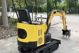 操作轻便反应灵敏的小挖机，是您工程施工的好帮手图片