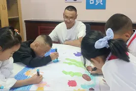 青翠社区开展“心系大海，绘画深海世界”绘画活动图片