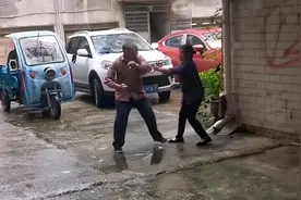 大爷中风后行动不便，大妈动辄打骂，邻居：年轻时大妈没少挨打图片