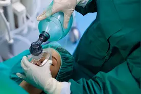 手术后恶心呕吐怎么办，麻醉科医生教你按压2个穴位！图片