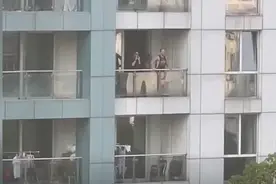 上海网友拍下同小区外国人被封状态，阳台热舞，无人机聚会图片