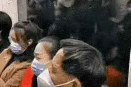 北京地铁大妈打人：不在意受害者有无身孕，只在意打人者受何处罚图片