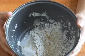电饭锅内胆致癌？涂层掉了还能用吗？央视的一个实验告诉你答案图片