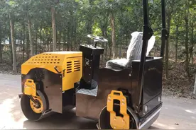 小型压路机可以任意进入一些比较狭窄的场地施工图片