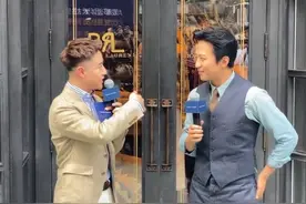 邓超现身成都参加活动，面部圆润眼角皱纹明显，夏天穿西装不怕热图片
