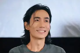 朱一龙豪掷百万包场？赵丽颖新片引15亿质疑，背后真相惊人！图片