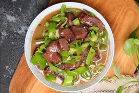 炒猪血，直接下锅是大忌，酒店大厨教你1招，嫩滑不腥，不碎不散图片