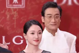 周迅真惨，素颜聚会被路人拍到无滤镜生图，曝光49岁最真实模样图片