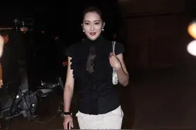 孟广美一点不见老，穿黑色衬衫配白色流苏裙，脸型饱满挺有气质图片