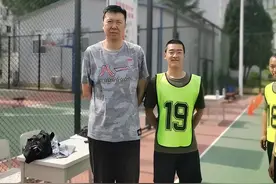 45岁王治郅当教官！身材健硕但面容苍老，二婚妻子小13岁北大硕士图片
