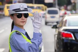 交警查车，为何先摸一下车尾？很多新手都不清楚，你怎么看图片