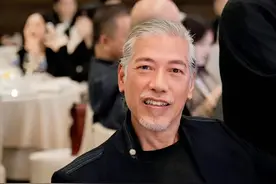香港知名男星张耀扬头发全白，肌肉发达越老越帅，获封中老天花板图片