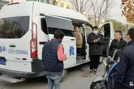 热心城管 暖心救助流浪汉图片