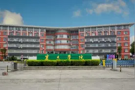 上海震旦女教师身份被曝：来头不小，武汉大学毕业，与方方是姐妹图片