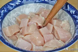 这才是鸡胸肉最正确的做法，出锅鲜嫩又下饭，不吃撑都停不下来图片