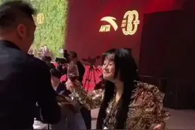 邹市明夫妇出席晚宴！38岁冉莹颖向男性朋友敬酒，浮夸动作太抢镜图片