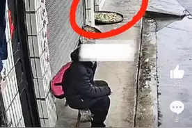 男子避雨后将屋主晒的菜踢到雨中图片