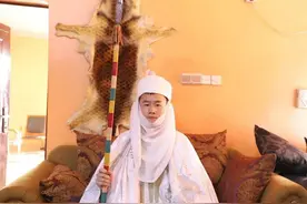 河南小伙驻扎非洲9年，为当地小学修新校舍，在非洲当上酋长图片