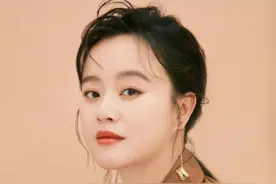 演员何翯：戏里土的掉渣，戏外嫁帅气初恋老公，一家三口其乐融融图片