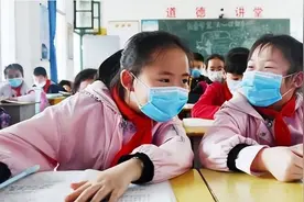 孩子和同龄人玩不到一起去，家长别着急，找对解决方法很重要图片