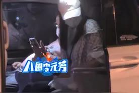 67岁王晶深夜陪美女吃饭！护送对方做核酸，女方高挑纤细长腿瞩目图片