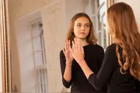 镜子里的像真的是左右颠倒吗？图片