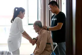 “小宝贝，天天来我家蹭饭害臊吗？”外孙的一句话伤了老人的心图片
