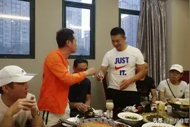 酒桌上，当对方有这3种表现，摆明了看不起你，别再傻傻往前凑图片