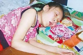 女孩16岁起“瘫痪”在床，姐姐照料20年，偷偷装上监控后戳穿骗局图片