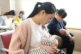不加辅食纯母乳喂孩子到8个月，医生：影响智商，妈妈后悔莫及图片