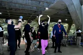 太暖心！王嘉尔现身机场阵势大，为防止老人被推倒，主动拦住保镖图片