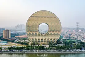 广州荔湾出现“怪异”建筑，正面像个大铜钱，背面像个8字图片