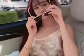 美女主播直播不按常理出牌，女主播给男主播小河边洗头太温馨了图片